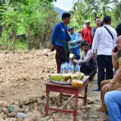 Fasilitasi Upacara Keagamaan, Bupati Pohuwato Saipul Mbuinga Sambangi Desa Banuroja Randangan