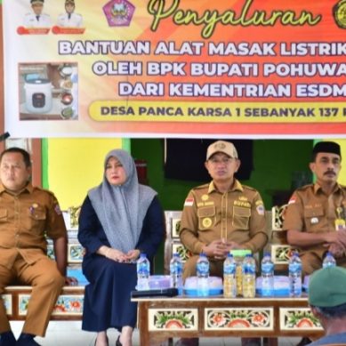 Bupati Saipul Mbuinga Serahkan Bantuan Dari Kementerian ESDM Untuk Warga PK 1