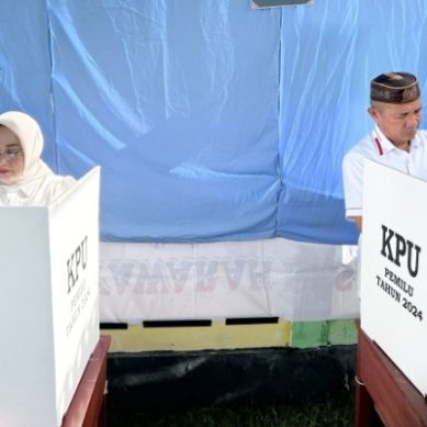 Bupati Saipul Mbuinga Bersama Ibu Selvi Monoarfa Melakukan Pencoblosan Di TPS 03 Desa Sipatana