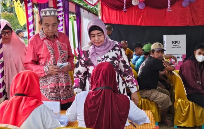Wabup Suharsih Igirisa Gunakan Hak Pilihnya Di  TPS 01 Desa Popayato