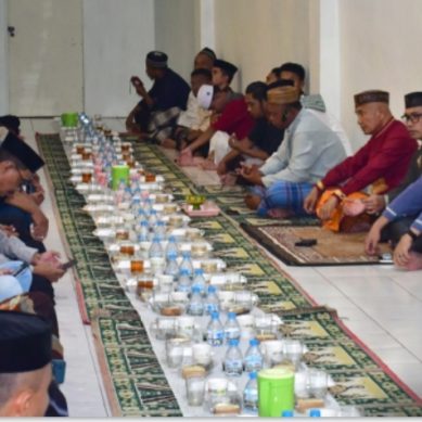 Bupati Saipul Mbuinga Dan Ketua TP PKK Buka puasa bersama warga Paguat