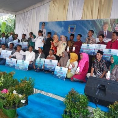 Secara Simbolis PJ Bupati Lahat Salurkan Bantuan Sapras Komoditi Perkebunan di Kelurahan Sari Bunga Mas