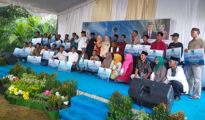 Secara Simbolis PJ Bupati Lahat Salurkan Bantuan Sapras Komoditi Perkebunan di Kelurahan Sari Bunga Mas