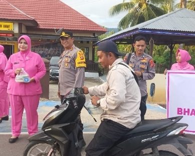 HUMANIS, KAPOLRES POHUWATO DAN KETUA BHAYANGKARI BERBAGI KEBAHAGIAN DI BULAN SUCI RAMADHAN