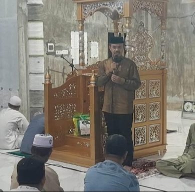 Sekda Iskandar Datau Shalat Tarawih Di  Desa Motolohu Randangan