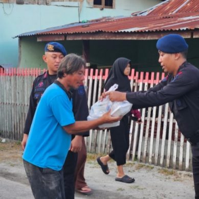 Brimob Ilato Bagikan Menu Berbuka Puasa pada Pengguna Jalan