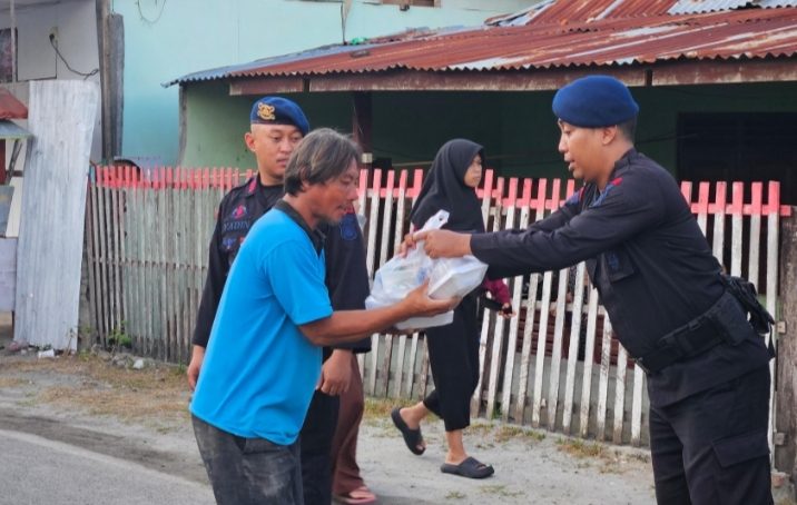 Brimob Ilato Bagikan Menu Berbuka Puasa pada Pengguna Jalan