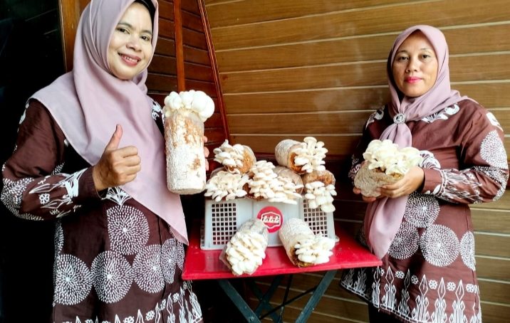 Bukit Asam (PTBA) Bantu Warga Desa Bangkitkan Usaha Jamur Tiram