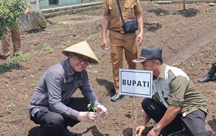 PJ Bupati Lahat Launching Gerakan Menanam Cabe Serentak di Koramil 405-07/Pulau Pinangan
