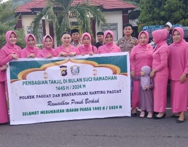 POLSEK PAGUAT BERBAGI TAKJIL KEPADA MASYARAKAT