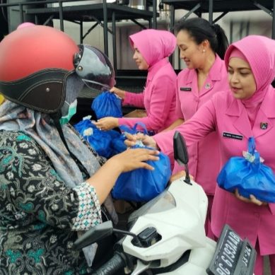 Bhayangkari Daerah Sumsel Peduli, Berbagi Takjil ke Masyarakat