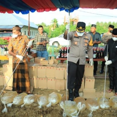 KAPOLRES DAN FORKOPIMDA POHUWATO MUSNAHKAN BABUK MIRAS