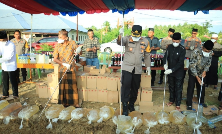 KAPOLRES DAN FORKOPIMDA POHUWATO MUSNAHKAN BABUK MIRAS