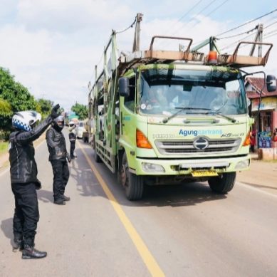 Menggunakan Motor, Kapolda Sumsel Turun Langsung ke Lapangan Urai Kemacetan di Banyuasin