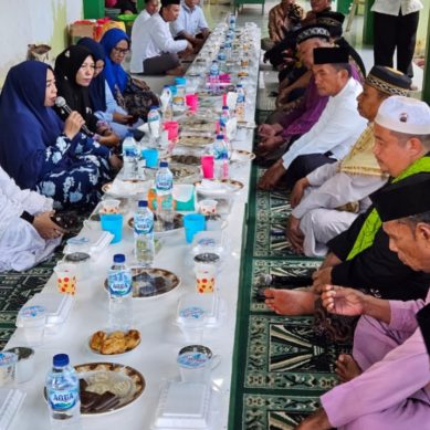 Wabup Suharsih Igirisa, Buka Puasa Dan Shalat Tarawih Di Popayato
