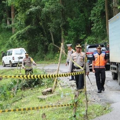 Kapolres Lahat Berikan Himbauan Kepada Para Pengguna Jalan dan Para Pemudik yang Melintas di Wilayah Lahat