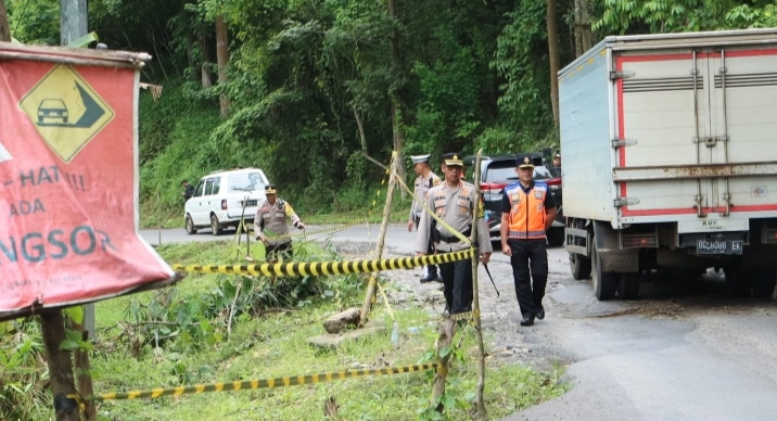 Kapolres Lahat Berikan Himbauan Kepada Para Pengguna Jalan dan Para Pemudik yang Melintas di Wilayah Lahat