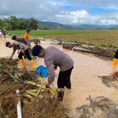 Tim SAR Brimob Dikerahkan Lakukan Evakuasi Korban Banjir di Gorut