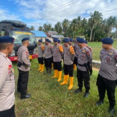 Tim SAR Brimob Dikerahkan Lakukan Evakuasi Korban Banjir Di Gorut