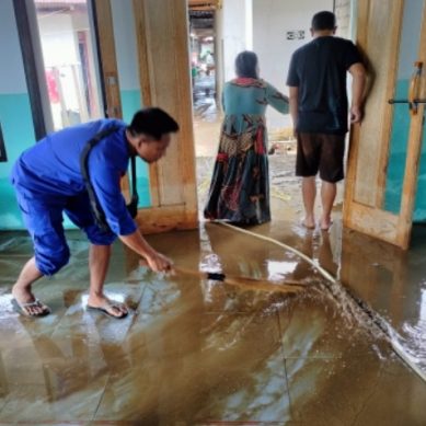 Personel Polairud Polda Gorontalo Bantu Warga Bersihkan Masjid