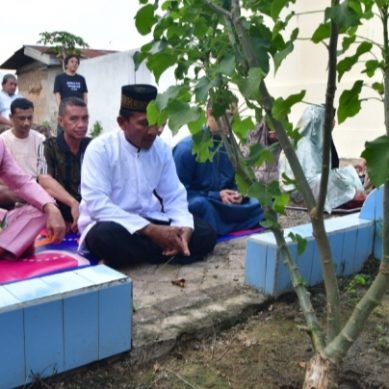 Idul Fitri, Bupati Pohuwato Saipul Mbuinga Ziarah Ke Makan Orang Tua