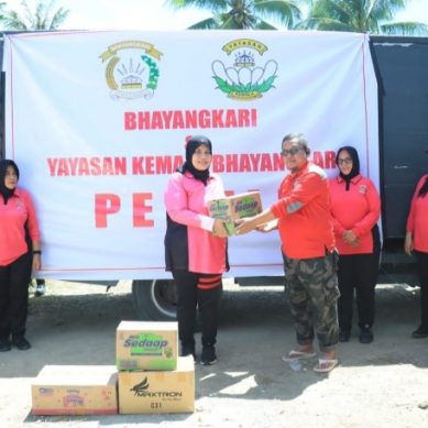 Ketua Bhayangkari  Cabang Pohuwato Ny. Melinda Winarno, Menyerahkan Bantuan  Untuk Korban Banjir Di Gorut