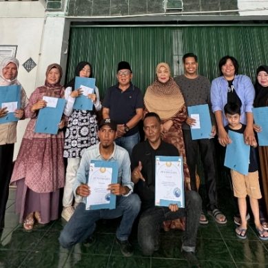Hi. Haryanto Bersama Istri Bagikan Hadiah Bagi Para Juara Lomba Menulis Surat Buat Cik Ujang