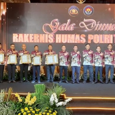 Kabid Humas Polda Sumsel Kombes Pol Sunarto Menerima Penghargaan Juara 1 Amplifikasi Berita Terbanyak Media