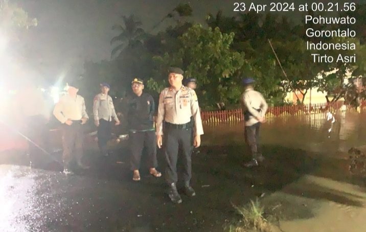 GERAK CEPAT, KAPOLRES POHUWATO PERINTAHKAN SAMAPTA DAN POLAIR BANTU KORBAN BANJIR DI TALUDITI