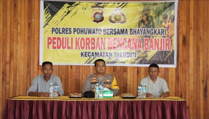 KAPOLRES POHUWATO SERAHKAN BANSOS KEPADA KORBAN BANJIR DI TALUDITI