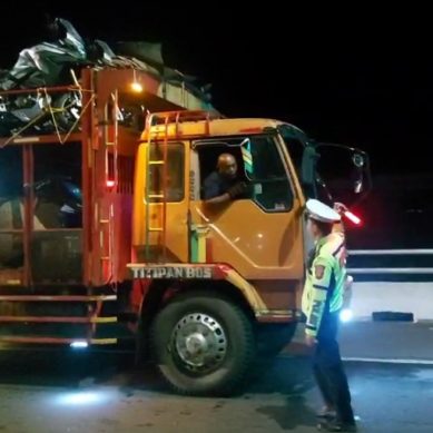 Membandel Langgar SKB dan Timbulkan Kemacetan, 327 Unit Truk Besar ‘Dikandangkan’