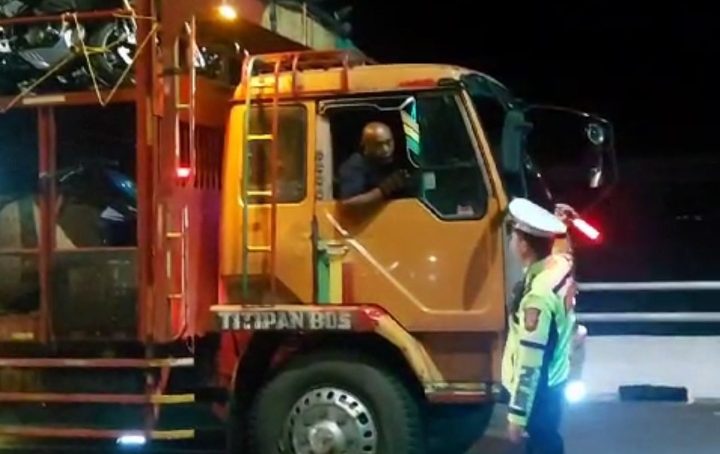 Membandel Langgar SKB dan Timbulkan Kemacetan, 327 Unit Truk Besar ‘Dikandangkan’