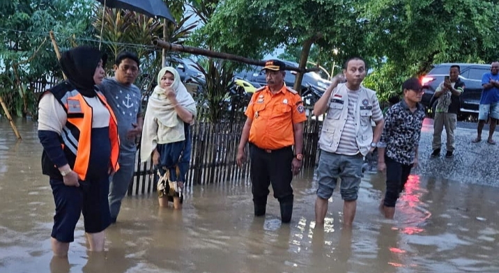 Banjir, Wabup Suharsih Igirisa Tinjau Langsung Kondisi Warga Popayato Barat