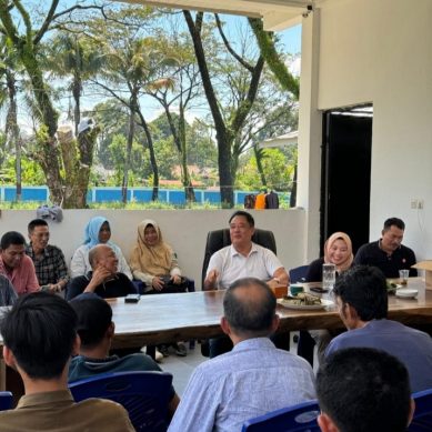 H. Cik Ujang SH, Bersama Sang Istri Gelar Silaturahmi dengan Masyarakat dan Tim Pemenangan
