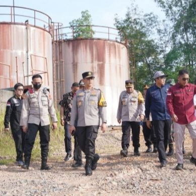 Datangi Langsung Kawasan Sentra Illegal Drilling di Babat Toman Musi Banyuasin, Kapolda Sumsel : Komitmen Saya Barsama Pangdam, Regulasinya Tetap Kita Tindak Tegas.