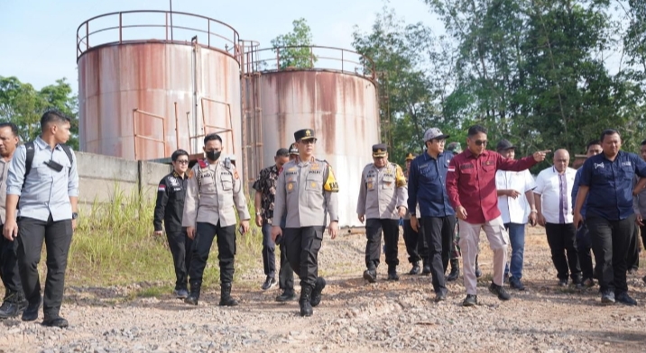 Datangi Langsung Kawasan Sentra Illegal Drilling di Babat Toman Musi Banyuasin, Kapolda Sumsel : Komitmen Saya Barsama Pangdam, Regulasinya Tetap Kita Tindak Tegas.