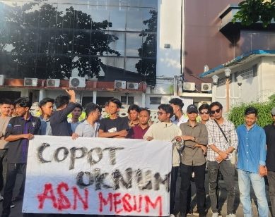 Tuntut Oknum ASN Muba Dipecat, Aksi Aliansi Mahasiswa Sumatera Selatan di Depan Kantor Gubernur Berujung Bentrok