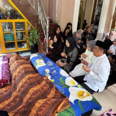 H. Cik Ujang dan Hj Lidyawati Hadiri Pemakaman H Santoso Kakanmenag Lahat