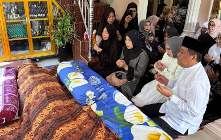 H. Cik Ujang dan Hj Lidyawati Hadiri Pemakaman H Santoso Kakanmenag Lahat