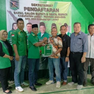 Datangi Kantor PPP, Tim Pemenangan Lidyawati Ambil Formulir Cabup