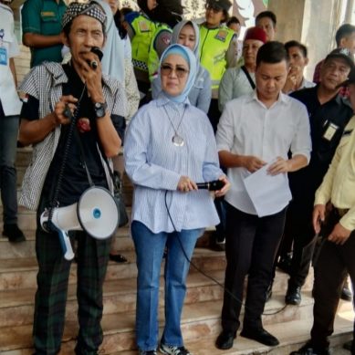 Aksi Koalisi Pers Sumsel Tolak Revisi RUU Penyiaran di Halaman DPRD Sumsel