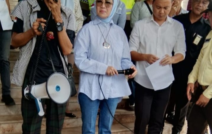Aksi Koalisi Pers Sumsel Tolak Revisi RUU Penyiaran di Halaman DPRD Sumsel