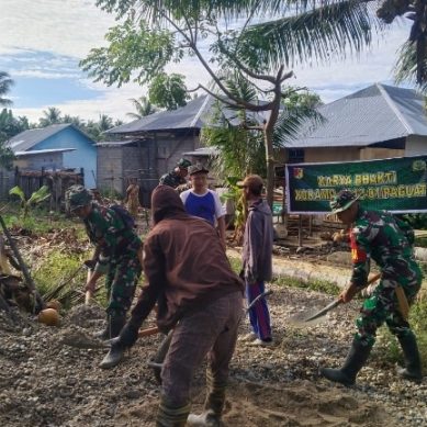 Kodim 1313 Pohuwato Kembali Berbaur Dengan Warga Desa Buhu Paguat Dalam Giat Kerja Bhakti