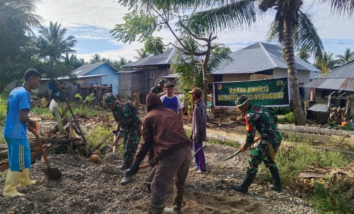 Kodim 1313 Pohuwato Kembali Berbaur Dengan Warga Desa Buhu Paguat Dalam Giat Kerja Bhakti