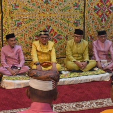 Bupati Saipul Mbuinga Hadiri Prosesi Adat Mopotolungo Walikota Gorontalo Marten Taha