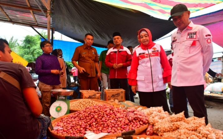 Ke Popayato, Bupati Pohuwato Dan Wakilnya Tinjau Harga Pangan Di Pasar Tradisional