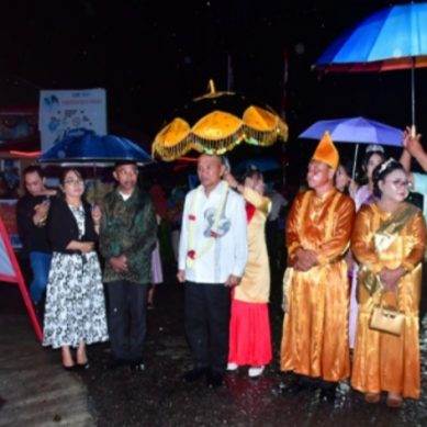 Meski Di Guyur Hujan, Bupati Hadiri Pesta HUT Desa Londoun Popayato