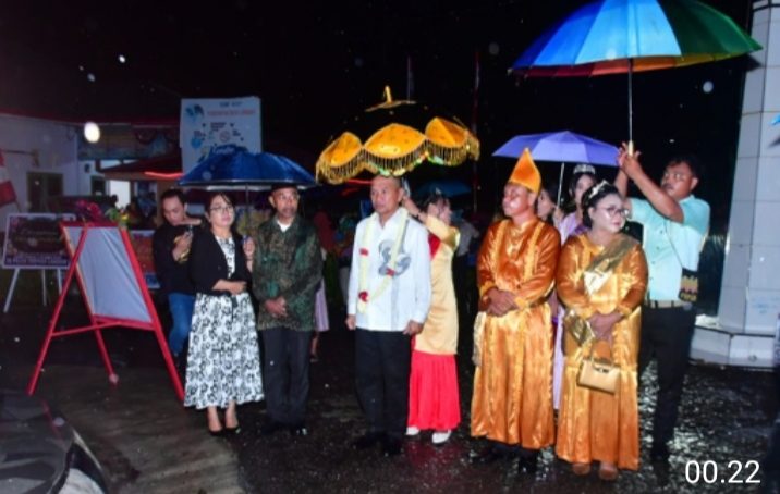 Meski Di Guyur Hujan, Bupati Hadiri Pesta HUT Desa Londoun Popayato