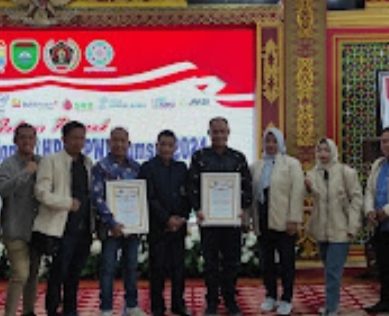PWI Sumsel Beri Penghargaan Sahabat Pers kepada H. Cik Ujang, SH pada Puncak HPN 2024