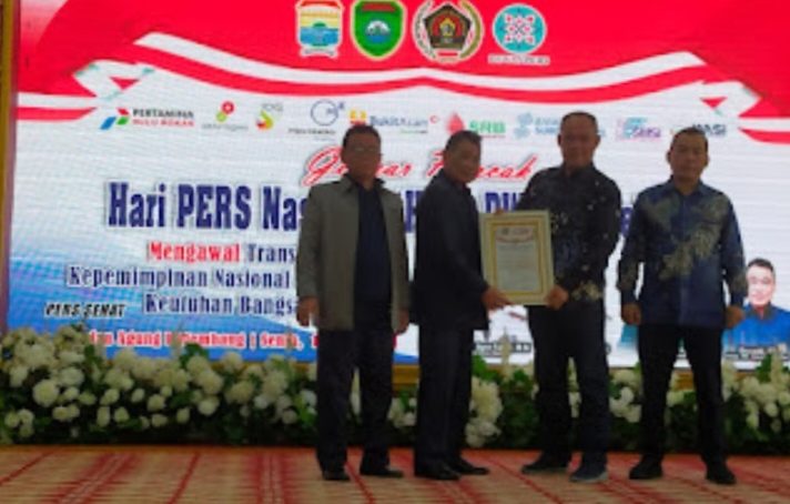 Ketua TP PKK Lahat Periode 2018-2023 Hj Lidyawati Cik Ujang Raih Penghargaan Sahabat Pers PWI Sumsel